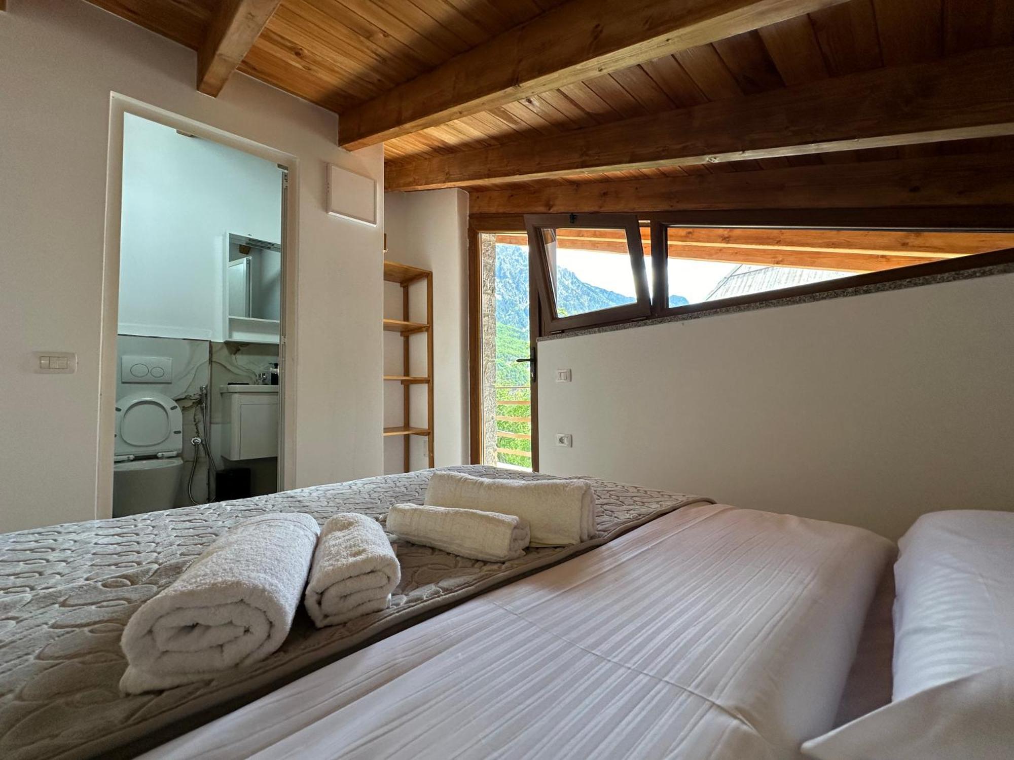 Bujtina Carku Hotel Theth Ngoại thất bức ảnh