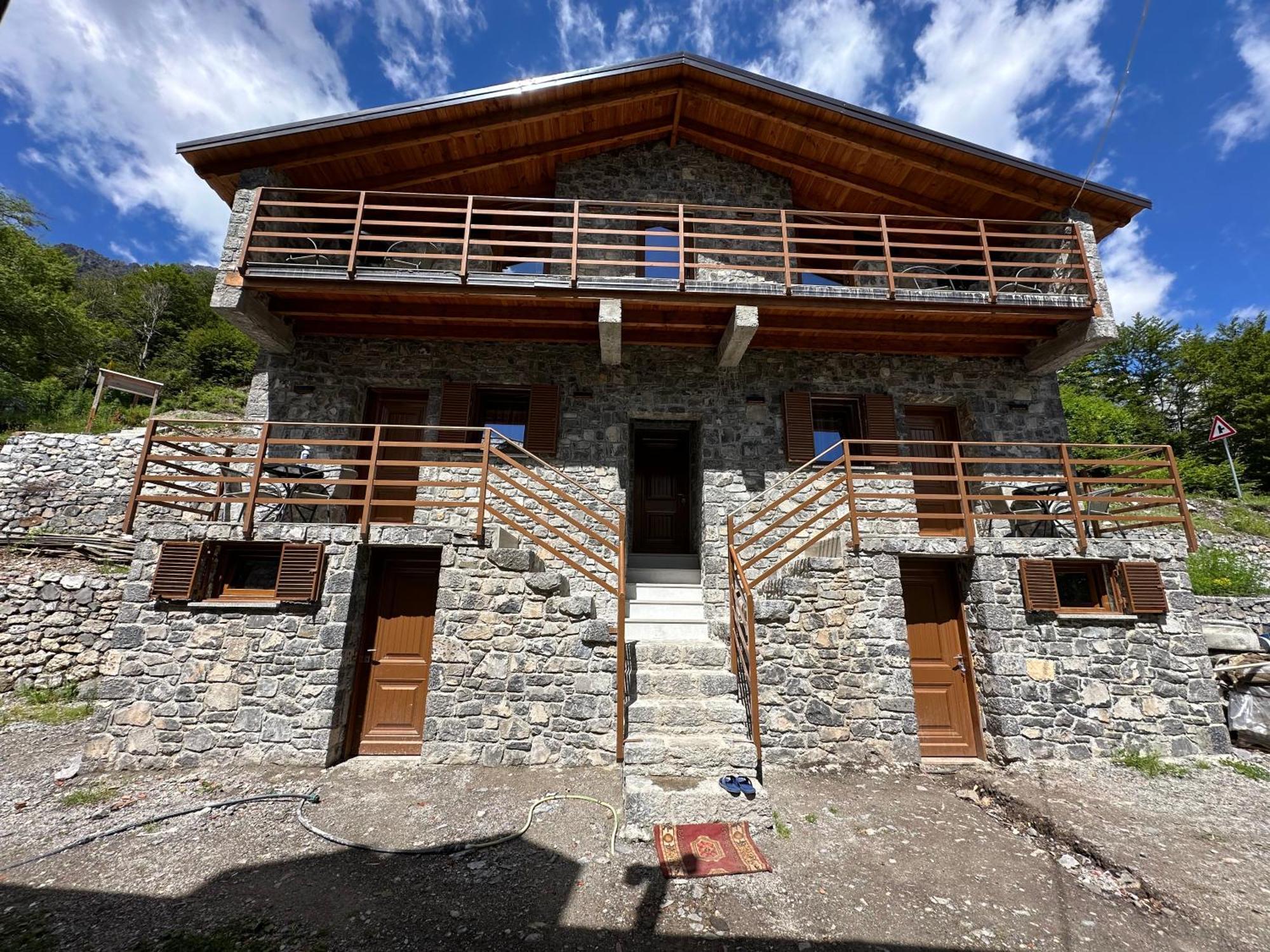 Bujtina Carku Hotel Theth Ngoại thất bức ảnh